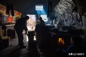 晋南黄土地滴水成冰，看看住在土窑洞里的8旬老夫妻生活成啥样子图片
