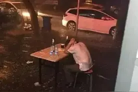已婚中年男人的孤独，家中的依靠，但无人可靠图片