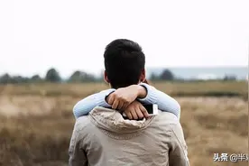 岳母给女儿十万，女婿把人送走：住女儿家养老，两百万全都给儿子图片