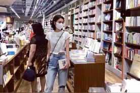 张雪迎逛书店私服，短款高腰超拼接短袖，T恤搭配高腰阔腿牛仔裤图片