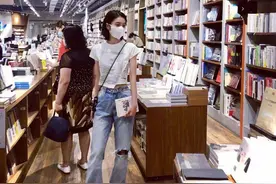 张雪迎逛书店私服，短款高腰超拼接短袖，T恤搭配高腰阔腿牛仔裤图片