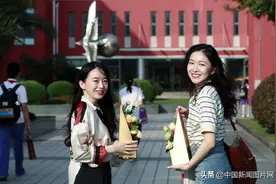 上海：学生代表向老师献花 谢师恩图片