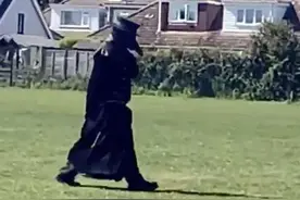 黑死病时期鸟嘴医生重现英国，新冠病毒疫情真的会彻底失控？图片