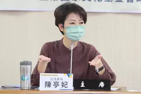 黄伟哲被暗指是“线民”，“政敌”陈亭妃撇清：我那时年纪还小图片