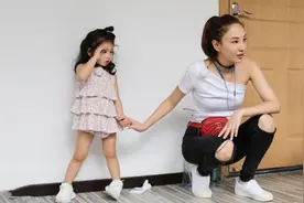 郑希怡7岁女儿走红，祖孙三代共用一张脸，网友：遗传的都是优点图片