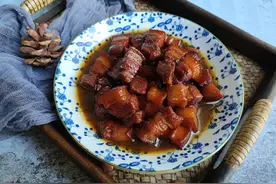 做红烧肉，什么时候放盐很关键，这一步做对，口感软烂不发柴图片