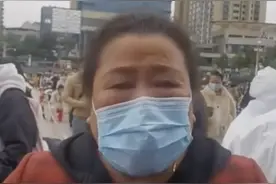 暖新闻丨核酸检测现场，做了手术的遵义大妈拄着双拐就来了图片