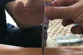 好神奇！泉州一男子竟“不怕电”！徒手随便摸电线图片