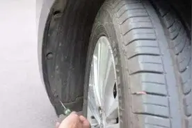 轮胎旁的小孔你注意了吗？忽略了它，你的车可能会变成一堆废铁图片