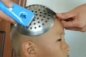 爸爸帮儿子“花式”理发，孩子的表情亮了，网友：一家子都是戏精图片