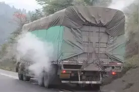 吕梁交警严查大货车私装淋水器图片