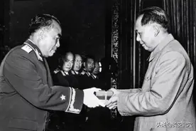 朱德位列元帅之首，可授衔证书却不是001号，001号究竟给了谁？图片