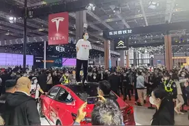 特斯拉提供数据了，然后呢？五问特斯拉“车顶维权”图片