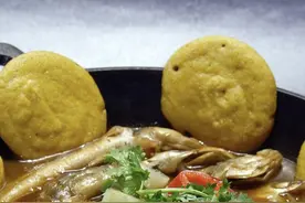 来白洋淀吃什么？玉米面子饼炖杂鱼、小虾糊饼、咸菜小鱼和螃蟹图片