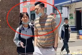 “最嫩爸爸”接女儿放学惹人眼红，老师怀疑早恋，妈妈无奈：亲爹图片