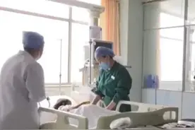 痛心！1岁宝宝误把电池放入口中，瞬间爆炸！图片