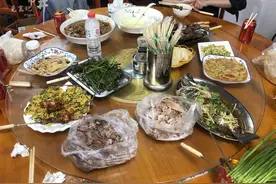 假期逛景区，饭店吃饭自带400元食材，老板：你们有点过分了吧图片