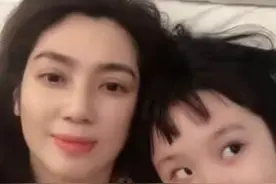 48岁前港姐洪欣晒合照，女儿继承妈妈美貌，网友：撞脸陈法蓉图片