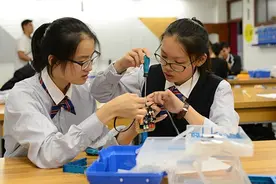 一本录取率不足96%，家长围堵学校要求校长辞职，学校回应来了图片