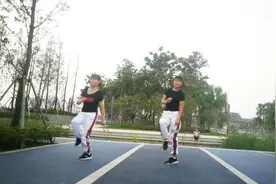 鬼步舞《侧滑》不要摆跨，全靠脚底的滑动，她们做对了，你们呢？