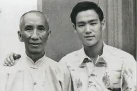 李小龙颠着脚走路，叶问：你脚跟不挨地，会短命！20年后一语成谶图片