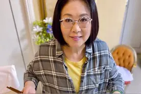 老戏骨李司棋头发乌黑状态佳，豪宅内景无意成焦点，70岁仍独居图片
