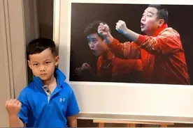 国乒男队教练王皓的大儿子以国乒精神为榜样！那么热的天还在练球图片