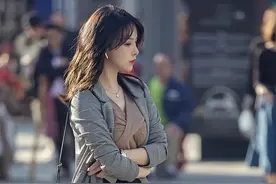 熟龄女人多穿尖头细跟鞋，增高显瘦又百搭，轻松打造高级感图片