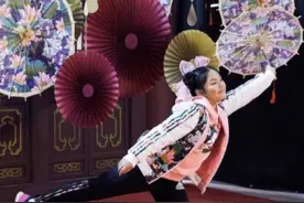 10岁王诗龄开学近照，撕掉胖子标签瘦出锥子脸，网友：完美逆袭了图片