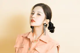 古力娜扎，扎起可爱的双丸子头，有橘子的清新动人图片
