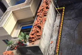 开发商送的大露台，沿墙砌20米长花池，种花种菜，不要还能拆掉图片