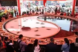 重庆女人，初中辍学，断过腿，3口锅起家，打造洪崖洞，身家40亿图片