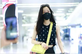 没想到韩雪的身材也是这么好，穿“儿童衫”秀蛮腰，比例是真不错图片