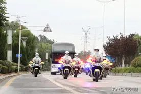 江苏盐城：护航！敬礼！滨海交警迎接白衣“逆行者”凯旋归来！图片