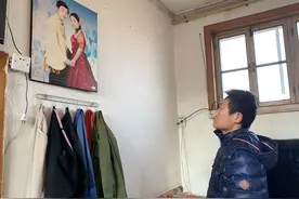 接连送走父母后，男孩独自照顾爷爷姥爷：心烦时就看看爸妈照片图片