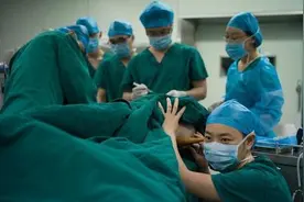 生孩子就像在演节目，分娩时被众多医生护士围观，网友：过于真实图片