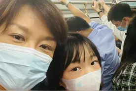 前央视主持李小萌带娃坐地铁，素颜打扮超低调，二人还骑行到深夜图片