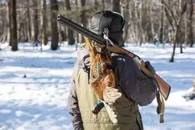 北方的冬天很冷，进入十月份即到了狩猎季节，打猎为的是生活图片