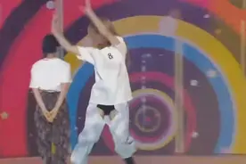 韩国女团穿“开裆裤”唱跳！露黑色底裤显不雅，迷惑穿搭遭吐槽图片