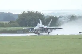 F-18“大黄蜂”战机挂满副油箱从跑道上起飞视频封面