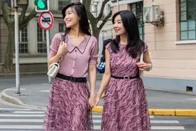 女人过了50岁，夏天别穿这3种裙子，看起来很不优雅，尤其是JK裙图片