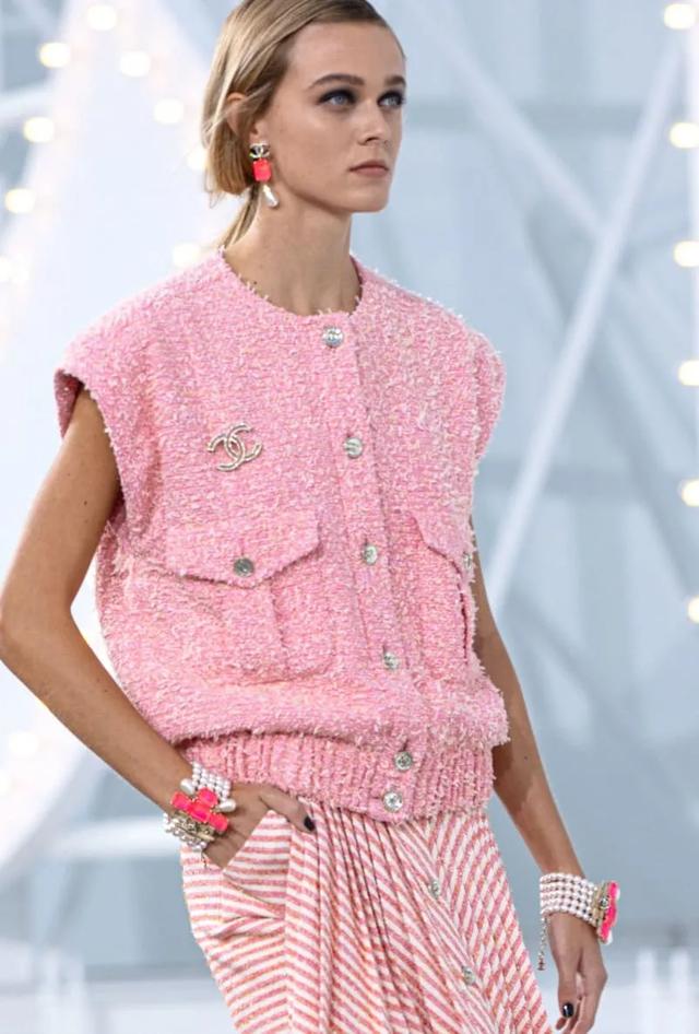 女明星秋季撞衫的第一件单品,我再也不说它鸡肋了