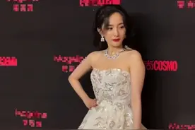 杨幂遭恶意P图？抹胸礼服被手臂赘肉坏美感，网友辣评：该健身了图片