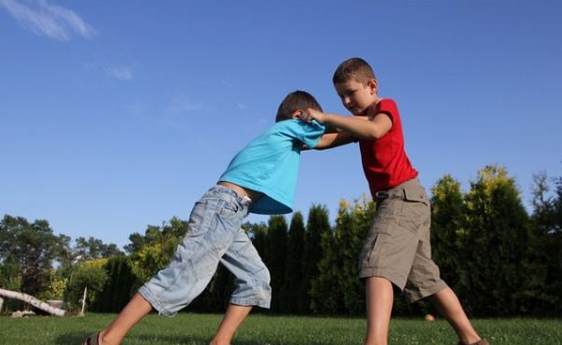 小朋友总是打人，原来都是"奥特曼"搞得鬼，老师机智解决