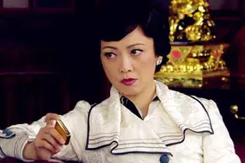曾让万梓良当街下跪的邓萃雯，是怎样把一手烂牌打成王炸的？图片