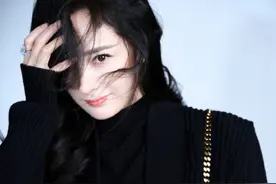 杨幂懒理拒绝魏大勋求婚传闻，着超短裙恨天高亮相，超有女人味图片