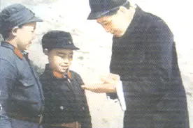 1939年，与毛主席聊天并拍照的两名小八路找到了吗？后来怎么样了图片