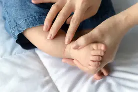 孩子脚扭伤，热敷、擦红花油都不对！正确处理要这样做图片