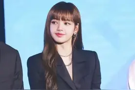 Lisa西装裙下的小腿围度只有18cm？网友惊呼这腿比胳膊还细图片