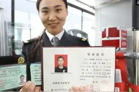 山东青岛这位公交车女司机颜值高技术好，考A3驾照时一考即过图片